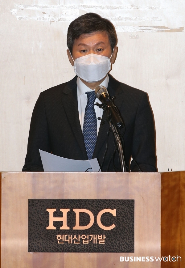 정몽규 HDC현대산업개발 회장이 17일 서울 HDC현대산업개발 용산 사옥에서 광주 아파트 외벽 붕괴 사고와 관련 입장 발표를 하고 있다. 정 회장은 이날 사고에 대한 책임을 지고 사퇴했다./사진=이명근 기자 qwe123@