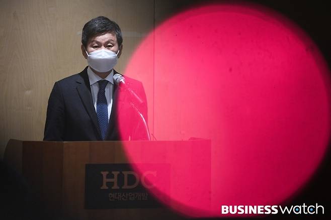 정몽규 HDC현대산업개발 회장이 17일 서울 HDC현대산업개발 용산 사옥에서 광주 아파트 외벽 붕괴 사고와 관련 입장 발표를 하고 있다. 정 회장은 이날 사고에 대한 책임을 지고 사퇴했다./사진=이명근 기자 qwe123@