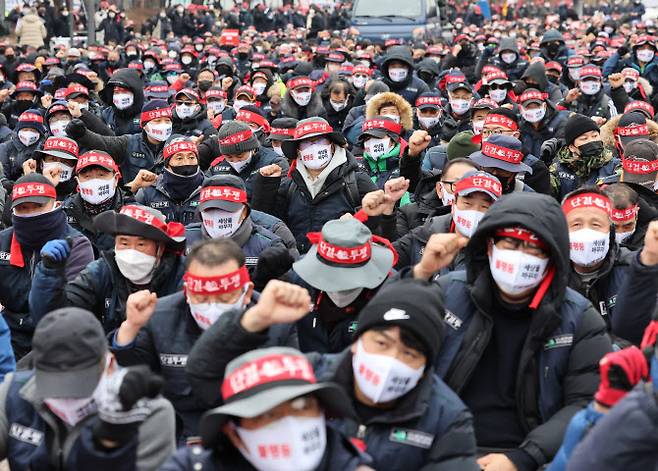 1월 15일 오후 서울 여의도공원에서 열린 ‘2022 민중총궐기 대회’에서 참가자들이 구호를 외치고 있다.(사진=연합뉴스)