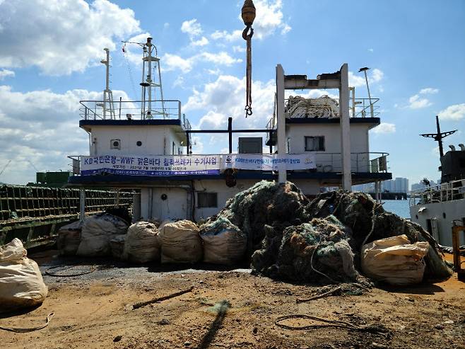 한국어촌어항공단은 세계자연기금(WWF)과 함께 KB국민은행 고객 기부금 2억원을 활용해 맑은바다 침적쓰레기 수거작업을 진행했다. (사진=한국어촌어항공단)