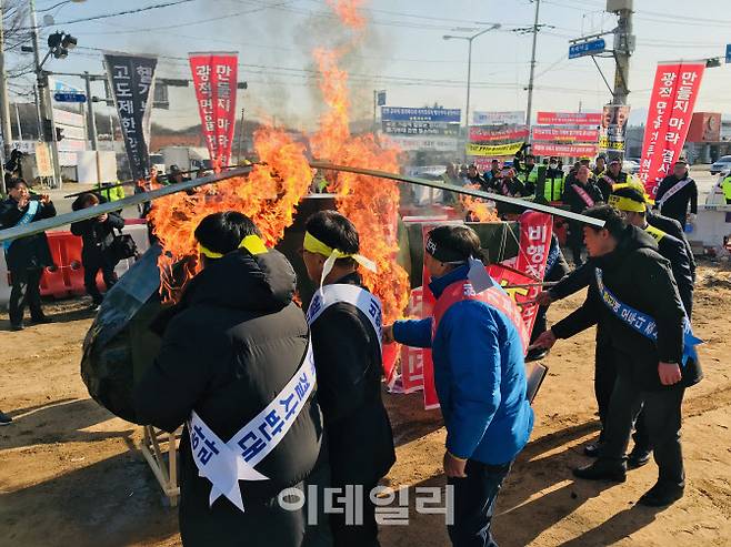 지난 2019년 광적면 주민들이 군비행장 이전 반대 집회를 하고 있다.(사진=정재훈기자)