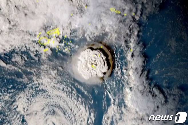15일(현지시간) 남태평양 통가에서  해저 화산이 폭발하고 있는 모습이다. (일본 국립정보통신기관 제공) 2022.01.15© AFP=뉴스1