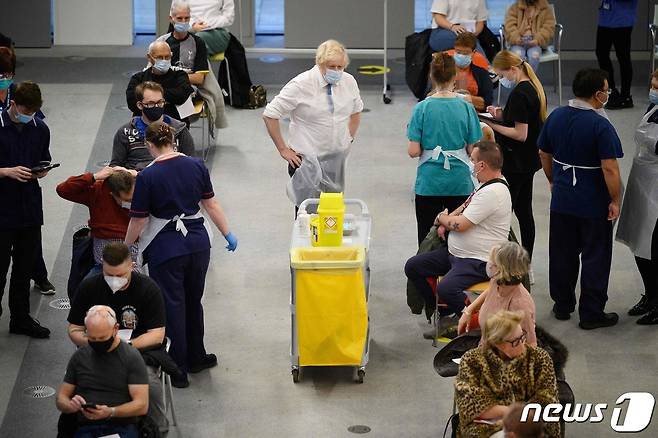 보리스 존슨 영국 총리가 16일(현지시간) 영국 램즈게이트의 콜 센터에 마련된 코로나19 백신 접종소를 방문하고 있다. © AFP=뉴스1 © News1 우동명 기자