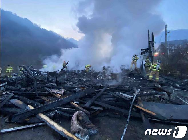 17일 오전 3시 41분쯤 강원 춘천 사북면 고탄리의 한 목조주택에서 화재가 발생했다.(강원도소방본부 제공) 2022.1.17/뉴스1