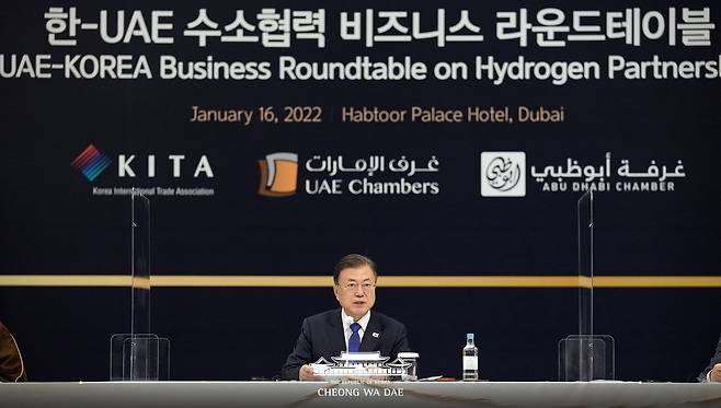 문재인 대통령이 16일(현지시간) 아랍에미리트(UAE) 두바이의 한 호텔에서 열린 한-UAE 수소협력 비즈니스 라운드 테이블에서 발언하고 있다.(청와대 페이스북) 2022.1.16/뉴스1