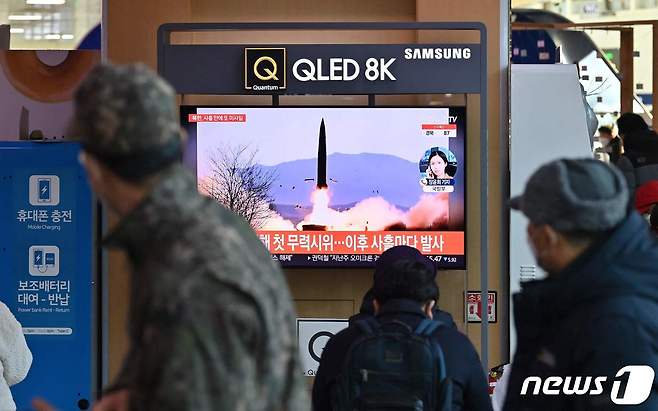 서울역에서 북한의 발사체 발사 소식이 TV로 중계되고 있다. © AFP=뉴스1