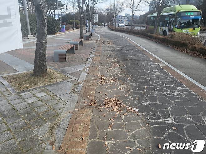 (전주=뉴스1) 이지선 기자 = 전국농민회총연맹 전라북도연맹이 17일 전북도청사 앞에 쌓아뒀던 120여개의 건초더미(곤포 사일리지)를 모두 정리했다. 바닥에 곤포가 있던 흔적이 남아있다.2022.1.17/© 뉴스1 강교현 기자