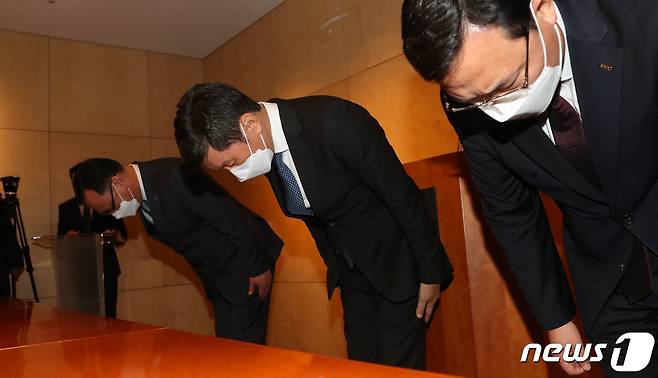 정몽규 HDC현대산업개발 회장이 17일 서울 HDC현대산업개발 용산 사옥에서 광주 아파트 외벽 붕괴 사고와 관련한 입장 발표 기자회견에서 고개 숙여 인사하고 있다. 2022.1.17/뉴스1 © News1 임세영 기자