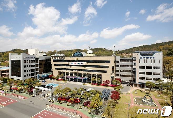 (정읍=뉴스1) 박제철 기자 = 전북 정읍시가 농림축산식품부 ‘2022년 농식품 바우처 시범사업’ 공모에 선정돼 국비 12억원을 확보했다. 정읍시청사 전경© 뉴스1