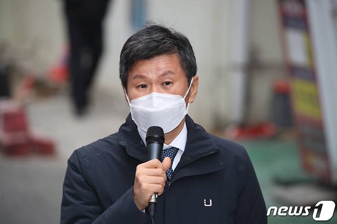 HDC현대산업개발 회장직을 사퇴한 정몽규 회장이 17일 오후 광주 서구 화정동 현대산업개발 아이파크 아파트 신축 공사 붕괴사고 현장을 찾아 피해자 가족에게 사과하고 있다. 지난 11일 오후 3시46분쯤 해당 공사 현장 201동 건물이 38층부터 23층까지 무너져 작업자 6명이 실종됐다. 실종자 중 1명은 숨진 채 발견됐고 나머지 5명의 생사 여부는 확인되지 않고 있다. 2022.1.17/뉴스1 © News1 황희규 기자