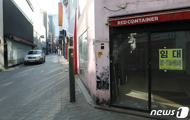 14일 오후 한산한 모습의 서울 명동거리의 한 매장에 임대 안내문이 붙어있다. 2022.1.14/뉴스1 © News1