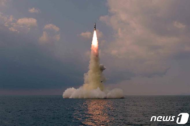 (평양 노동신문=뉴스1) = 북한이 작년 10월19일 신형 잠수함발사탄도미사일(SLBM)을 시험발사했다. [국내에서만 사용가능. 재배포 금지. DB 금지. For Use Only in the Republic of Korea. Redistribution Prohibited] rodongphoto@news1.kr