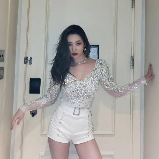Singer Sunmi flaunted her youthful charm in bling-bling costumeSunmi posted a picture on her Instagram account on Thursday, saying Thank u Dubai.In the photo, Sunmi produced a mysterious image wearing hot pants on a see-through top with sparkling decorations.Sunmis signature, intense RED lip and all-white look, sexy and youthful charm.Meanwhile, Sunmi arrived through Incheon International Airport after finishing the schedule of the K-pop concert at the Dubai Expo Korea Hall in Dubai, UAE.