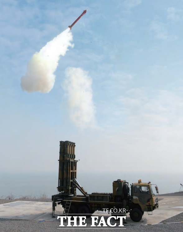 '천궁-Ⅱ' 발사대에서 요격미사일이 발사되고 있다./LIG넥스원