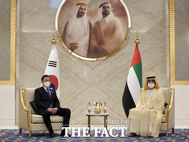 아랍에미리트(UAE)를 방문 중인 문재인 대통령이 16일 오후(현지시간) 두바이 엑스포 리더십관에서 모하메드 빈 라시드 알 막툼 UAE 총리 겸 두바이 통치자와 회담하고 있다. /청와대 제공