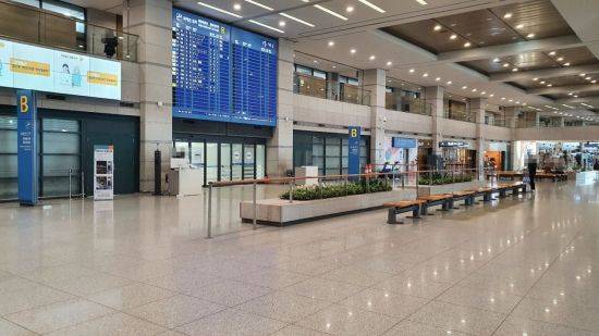 14일 오후 인천국제공항 국제선 입국 플랫폼이 한산한 모습을 보이고 있다