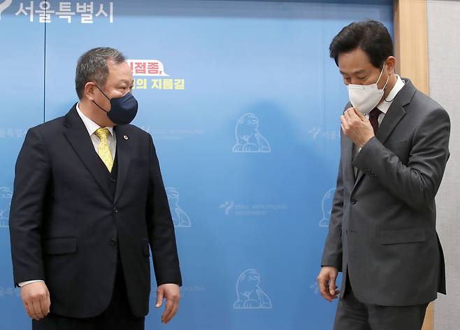 오세훈 서울시장과 김인호 서울시의회 의장이 12일 오전 서울 중구 서울시청에서 열린 서울시 민생지킴 종합대책 발표를 마친 뒤 기념촬영을 하기 위해 이동하고 있다. /뉴시스