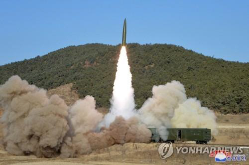 북한이 지난 14일 철로 위 열차에서 쏜 '북한판 이스칸데르'로 불리는 단거리 탄도미사일의 발사 장면. 17일 평양 순안비행장에서 동쪽으로 쏘아 올린 미사일도 동일 기종일 가능성이 제기된다.