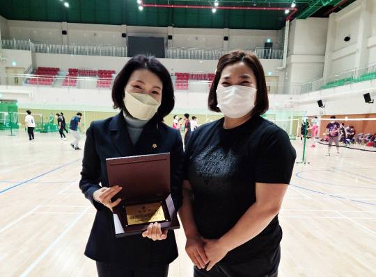 이금선(왼쪽) 대전 유성구의회 의장이 지난 16일 유성구배드민턴협회 관계자로부터 감사패를 받은 후 기념촬영을 하고 있는 모습. 사진=유성구의회 제공
