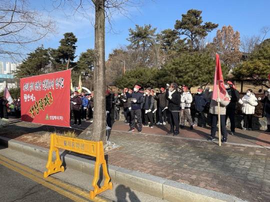 17일 오전 10시 30분 천안시청 앞에서 성일택시(자) 종사자와 장애인노동조합총연맹 조합원 70여 명은 집회를 열고 최근 천안시에 제안된 부성2지구 환지방식 도시개발 사업 구역에서 자신들의 사업부지를 제척해 줄 것을 촉구하고 있다. 사진=박하늘 기자