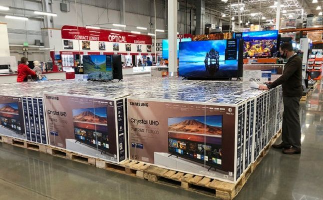한 쇼핑객이 콜로라도주 셰리단의 코스트코 창고에서 삼성의 65인치 텔레비전 디스플레이 옆에 서 있다. ⓒ 뉴시스