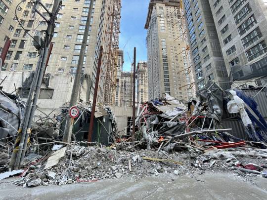 고용노동부는 17일 HDC현대산업개발이 시공 중인 12개 대규모 현장에 대해 특별감독을 실시한다고 밝혔다. 지난 11일 HDC 현대산업개발이 시공하던 광주 서구 화정동 화정아이파크 신축 공사 현장에서 아파트 23∼38층 외벽 붕괴했다. <연합뉴스>