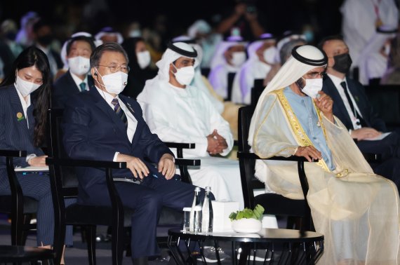 [두바이=뉴시스] 김진아 기자 = 문재인 대통령과 모하메드 빈 라시드 알 막툼 UAE 총리 겸 두바이 군주가 17일(현지시간) 아랍에미리트(UAE) 두바이 엑스포 전시센터 남관에서 열린 아부다비 지속가능성주간 개막식 및 자이드상 시상식에 자리하고 있다.2022.01.17. bluesoda@newsis.com <저작권자ⓒ 공감언론 뉴시스통신사. 무단전재-재배포 금지.> /사진=뉴시스화상