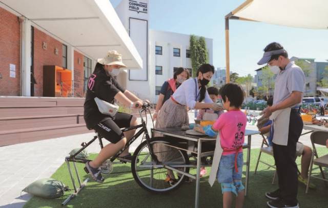 ▶버려진 자전거를 이용해서 물레를 돌리고 도자기를 빚어보는 생활자전거 활성화 캠페인