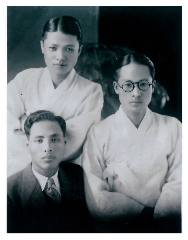 한복을 입은 이육사(오른쪽) 시인의 사진. 이육사문학관 제공