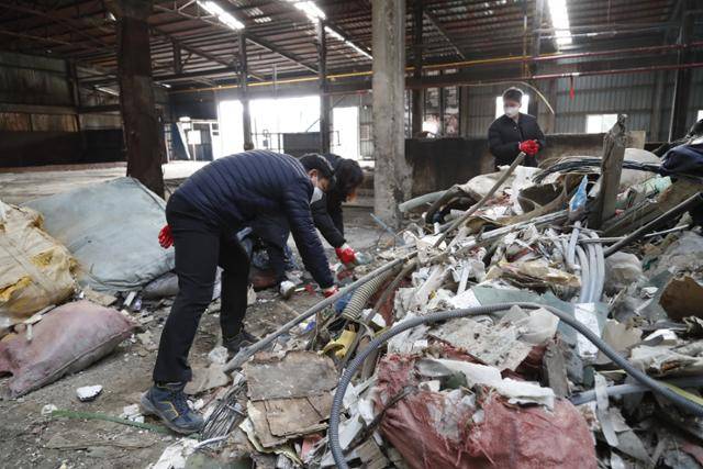 전북 익산시 함라면 장점마을 비료공장에 폐기물이 불법으로 버려져 익산시가 17일 경찰에 수사를 의뢰했다. 사진은 비료공장에 몰래 버려진 폐기물. 연합뉴스