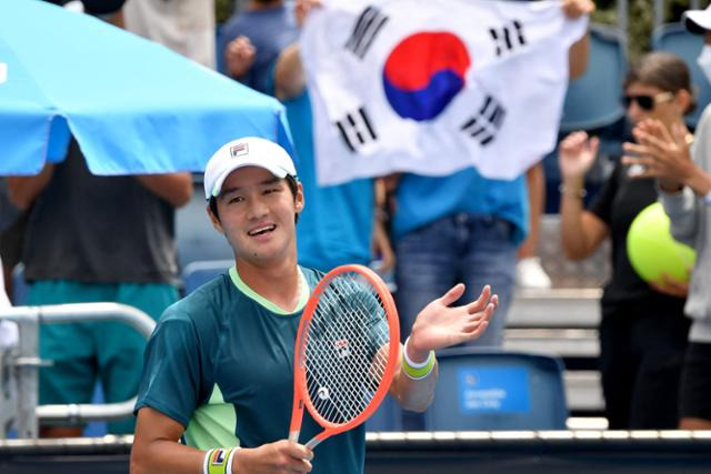 권순우(54위·당진시청)가 17일 호주 멜버른에서 열린 호주오픈 테니스대회 남자 단식 1회전에서 홀거 루네(99위·덴마크)를 제압한 뒤 환호하고 있다. 멜버른=AFP연합뉴스