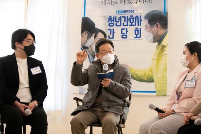 이재명 더불어민주당 대선후보가 17일 오전 서울 강서구에 위치한 이화여대 서울병원 보구녀관에서 진행된 청년 간호사들과 간담회에서 인사말을 하고 있다. 오대근 기자