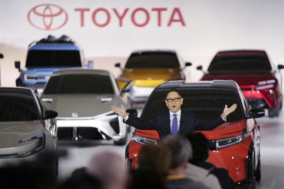 글로벌 자동차업계 1위인 일본 도요타의 도요타 아키오 사장 겸 최고경영자(CEO)가 지난달 14일 미디어 설명회에서 오는 2030년까지 총 30종의 전기차 모델을 도입해 글로벌 시장에서 연간 전기차 350만 대를 판매할 계획이라고 밝혔다. [AP=연합뉴스]