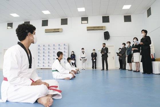 샤르자 인도주의 복지센터에서 학생들에게 인사말하는 김정숙 여사. 샤르자=김성룡 기자