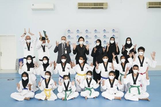 김정숙 여사가 17일(현지시간) 샤르자 인도주의 복지센터에서 태권도를 배우는 청각장애 학생들과 기념사진을 찍고 있다. 샤르자=김성룡 기자