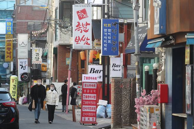 정부는 17일부터 다음달 6일까지 3주간 사적모임 인원을 6인으로, 식당·카페 등의 영업시간은 오후 9시로 제한하는 사회적 거리두기를 적용하기로 했다. 사진은 지난 16일 오후 서울 마포구의 한 식당가 모습. 연합뉴스