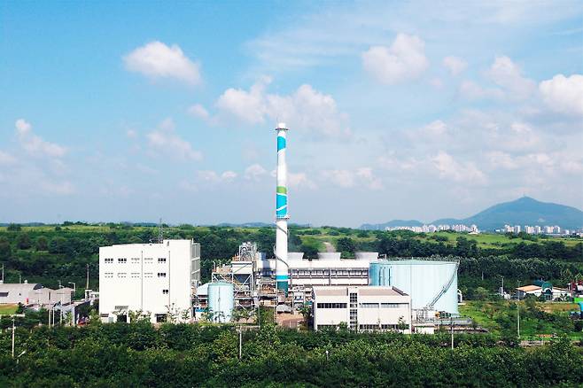 쓰레기 매립과정에서 나온 가스로 전기를 생산하고 있는 50MW 매립가스 발전소 전경. 수도권매립지관리공사 제공