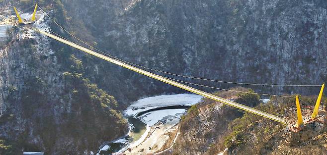강원 원주시 간현관광지의 소금산 그랜드밸리에 설치된 ‘울렁다리’가 20일 개통된다. 길이 404m의 보행용 현수교로 21일부터 일반 관람객이 이용할 수 있다.  원주시 제공