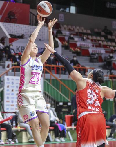 삼성생명 배혜윤이 17일 부산 사직실내체육관에서 열린 여자프로농구 BNK와의 원정 경기에서 슛을 하고 있다.  부산 | 연합뉴스