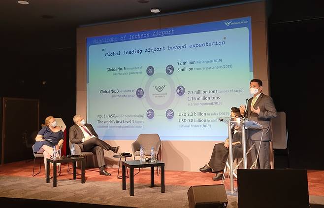 Kim Kyung-wook, president of Incheon International Airport Corporation, speaks at the symposium held at France Pavilion during Expo 2020 Dubai held on Saturday (Korea Time). (Incheon International Airport Corp.)