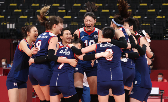 Kim Yeon-koung, center, celebrates with the team after defeating Japan in the women's volleyball preliminary round pool A match at the 2020 Olympics on July 31, 2021at the Ariake Arena in Tokyo. With the win, Korea earned their spot in the quarterfinals. [JOINT PRESS CORPS]