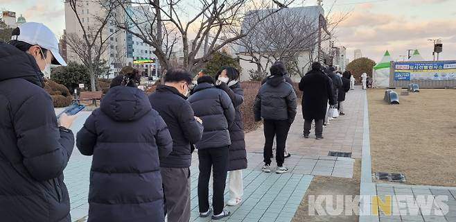 지난해 12월부터 급증한 코로나19 확진자가 새해 들어서도 안정세를 보이지 않자 김종식 목포시장은 지난 11일 ‘호소문’을 발표하고 ‘모든 시민에 대한 전수검사’ 카드를 꺼내 들었다. 목포 하당 평화광장에 마련된 임시선별검사소를 찾은 시민들이 검체 채취를 위해 길게 늘어서 있다.