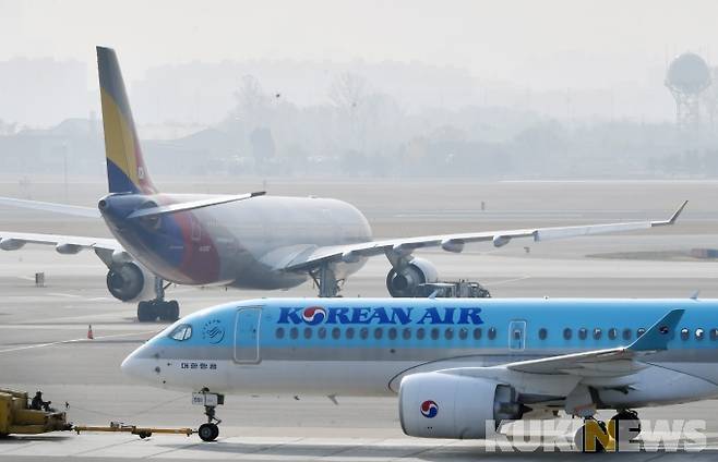 한진그룹이 아시아나항공 인수를 공식화한 날 서울 김포국제공항 계류장에 대한항공과 아시아나 여객기가 세워져 있다. 박효상 기자