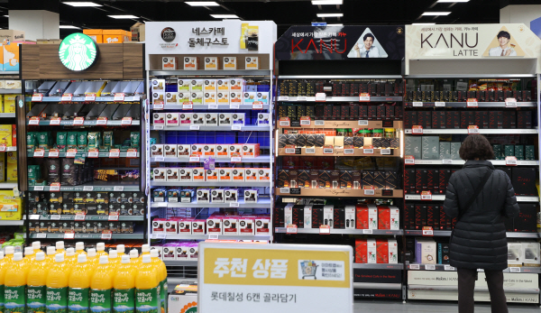 지난 9일 경기도 고양시 한 대형마트 커피 판매대 모습. [사진 출처 = 연합뉴스]