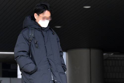 정민용 변호사가 17일 서초구 서울중앙지법에서 열린 대장동 개발 로비·특혜 의혹 사건 속행공판에서 점심시간을 맞아 법정을 나서고 있다. [사진 = 연합뉴스]