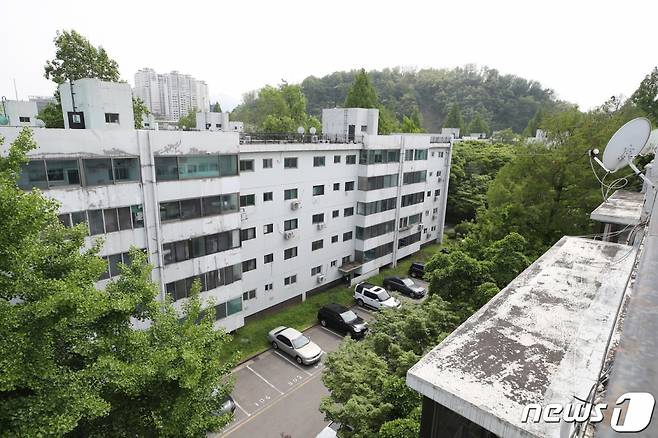 지난 5월 서울 서초구 반포동 재건축 이주개시(6월1일~11월 30일)가 확정된 반포주공1단지 1·2·4주구 단지 모습.   초대형 재건축 단지인 반포주공1단지 1·2·4주구 4000여 가구의 이주를 앞두고 전세 수요 급증에 따른 전세가격 상승이 우려되고 있다./사진=뉴스1