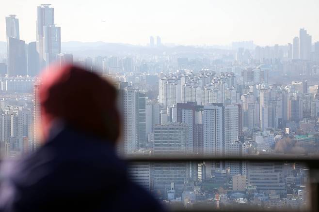 전세자금대출 금리가 5% 벽을 넘보고 있다. 사진은 서울 남산에서 바라본 시내 아파트 모습./사진=뉴스1