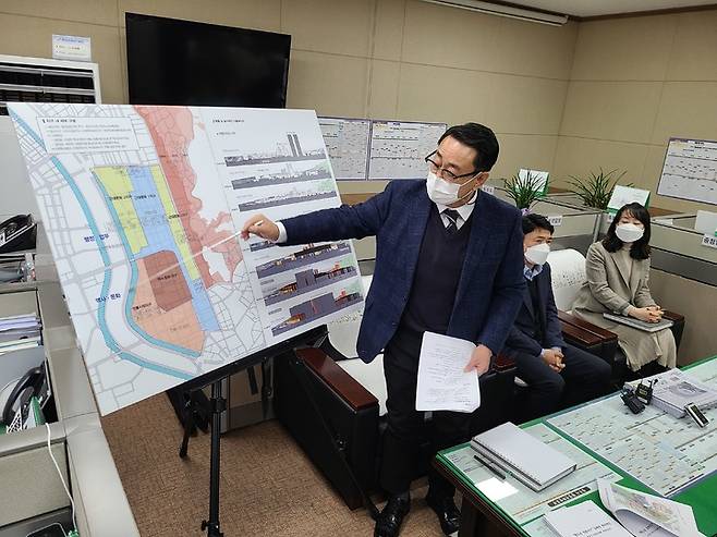 [청주=뉴시스] 임선우 기자 = 충북 청주시 김진섭 도시계회과장이 16일 시청 브리핑실에서 원도심 경관지구 고도제한의 필요성을 설명하고 있다. 2022.01.16. imgiza@newsis.com *재판매 및 DB 금지