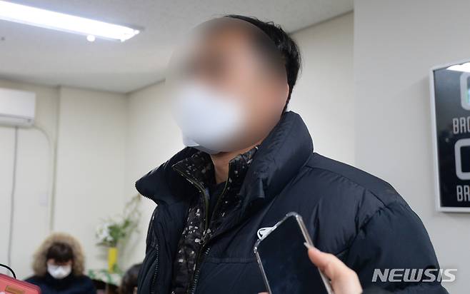 [광주=뉴시스] 이영주 기자 = 광주 신축아파트 붕괴 사고 실종 가족대책위원회 대표 안 모(45)씨가 14일 오전 광주 서구 화정동 사고 현장 인근 사무실에서 취재진과 만나 입장을 밝히고 있다. 2022.01.14.leeyj2578@newsis.com