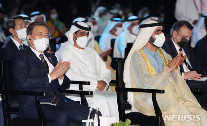 [두바이=뉴시스] 김진아 기자 = 문재인 대통령과 모하메드 빈 라시드 알 막툼 UAE 총리 겸 두바이 군주가 17일(현지시간) 아랍에미리트(UAE) 두바이 엑스포 전시센터 남관에서 열린 아부다비 지속가능성주간 개막식 및 자이드상 시상식에 참석해 박수치고 있다.2022.01.17. bluesoda@newsis.com